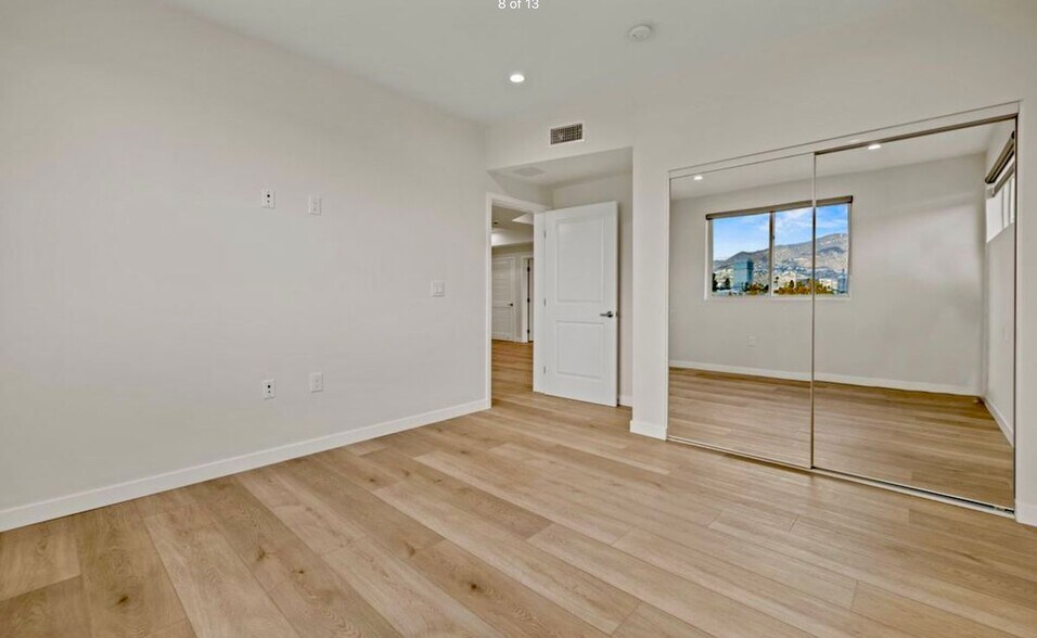 Building Photo - 423 Oak St