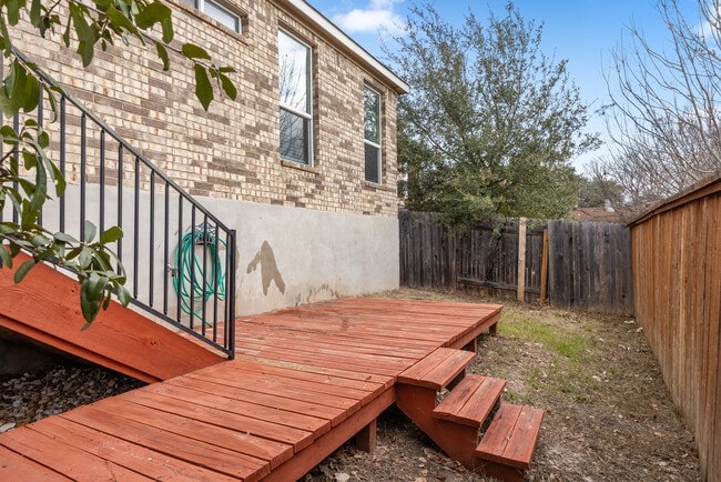 Building Photo - 805 Sandhill Branch Dr