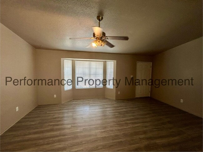 Building Photo - 3 Bed/2 Bath Home in Delano with Solar and...