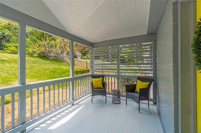 Building Photo - 1226 Thomas Rd