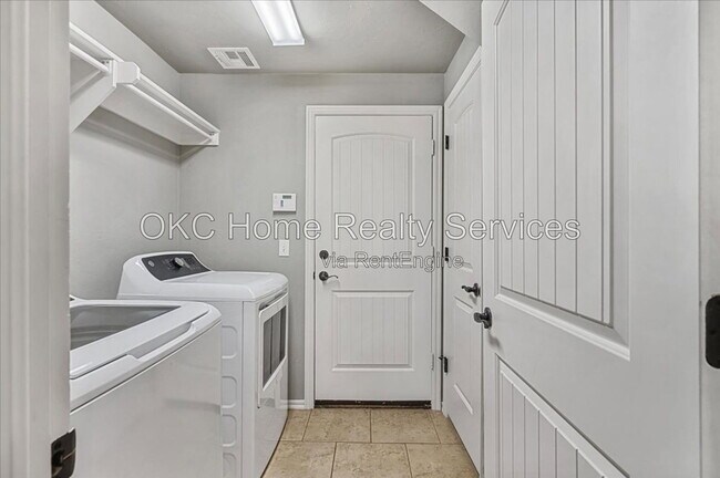 Building Photo - 625 NE 23rd St
