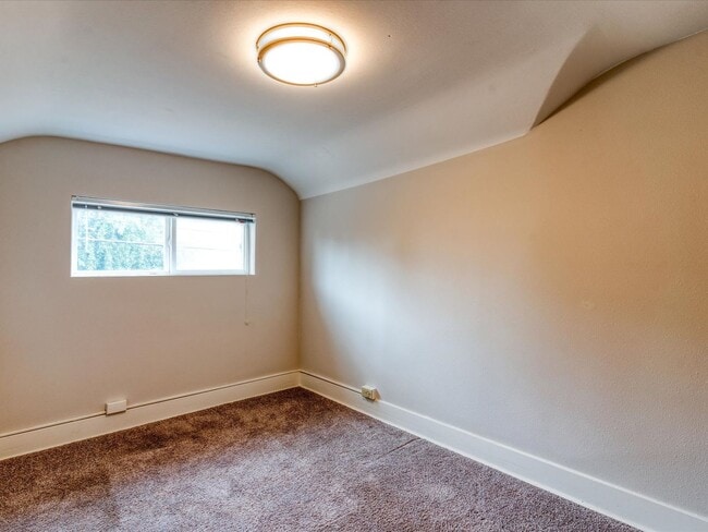 Building Photo - Beautifully remodeled corner lot Roosevelt Home