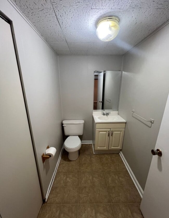 Building Photo - Spacious 3 Bedroom Home with Bonus Basemen...