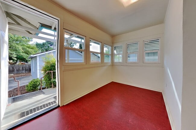 Building Photo - Charming Lank Park Bungalow