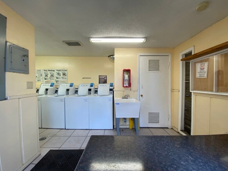 Building Photo - 584 Orange Dr