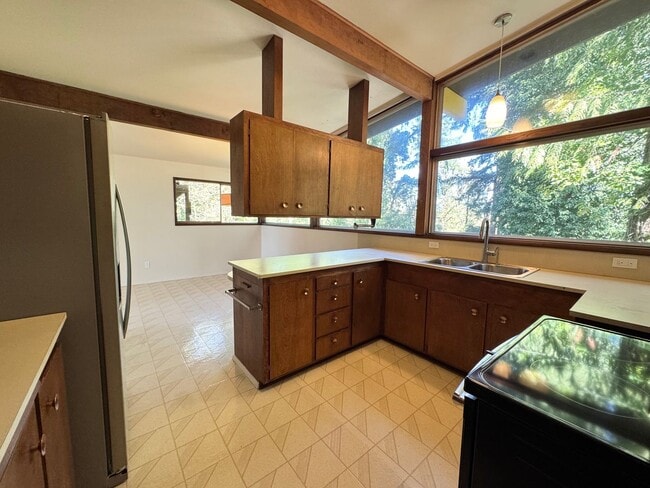 Building Photo - Mid-century modern view 3 bed house on top private drive with view of valley