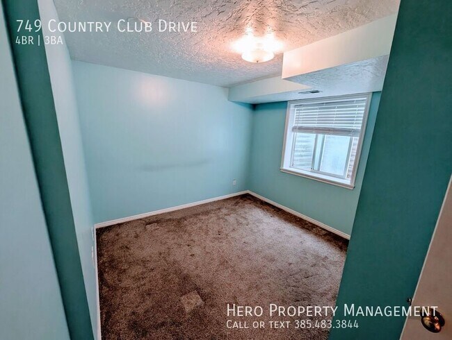 Building Photo - 749 Country Club Dr