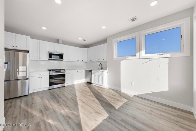 Building Photo - 233 Dupont Ave