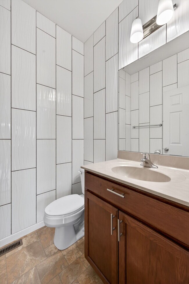 Building Photo - 3501 Charlestowne Crossing Dr