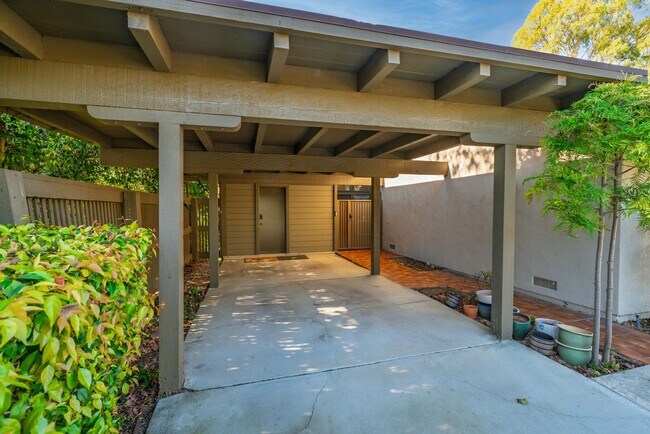 Building Photo - 5 Solana