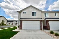 Building Photo - 3 Bedroom 2.5 Bath Townhome in West Haven!!