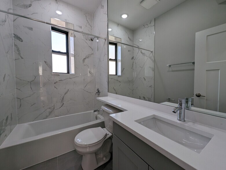 Building Photo - 421 W Belden