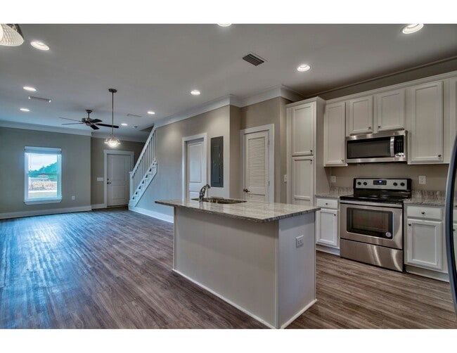 Building Photo - Beautiful 2/2.5 Townhouse in the heart of Freeport