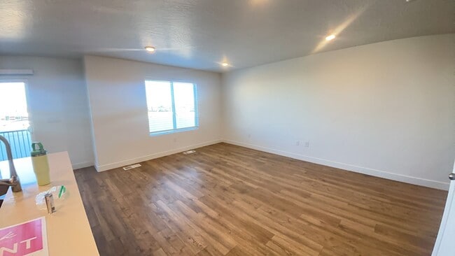 Building Photo - Modern 4 Bedroom Townhome in Cedar City. P...