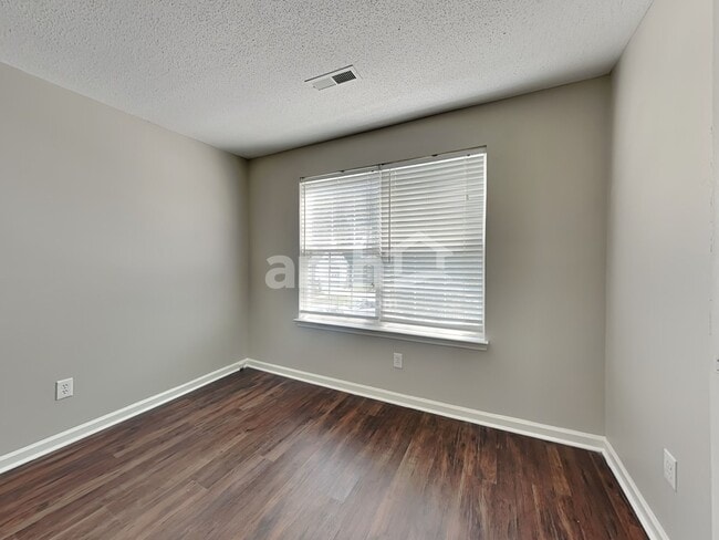 Building Photo - 121 Golden Crest Ct