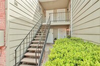 Building Photo - 2800 Jeanetta St