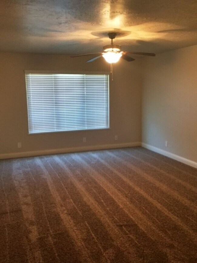 Building Photo - 1657 W Ellery Way
