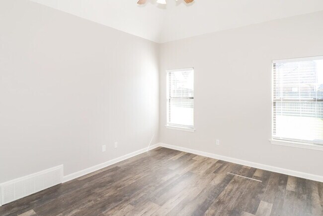 Building Photo - 300 Garden Springs Dr