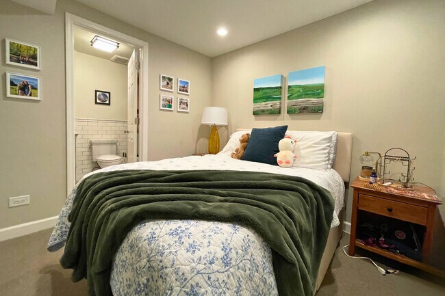 Building Photo - 3727 N Lakewood Ave