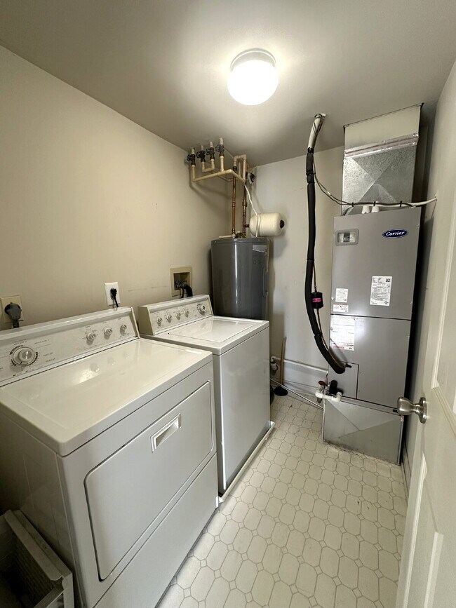 Building Photo - COMING SOON! Top Floor Condo in Hampstead