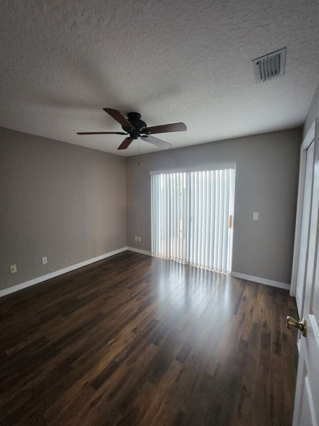 Building Photo - 3 BEDROOM 2 BATH HOME ACROSS FROM BEACH !!!
