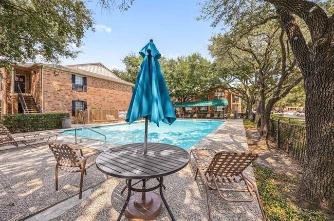Building Photo - 2255 Braeswood Park Dr