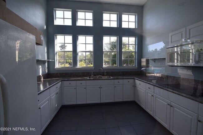 Building Photo - 10550 Baymeadows Rd