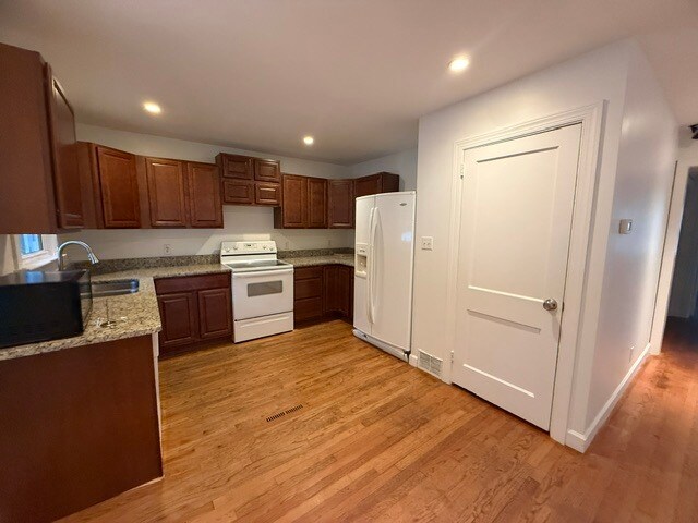 Building Photo - 2310 Fernwood Dr