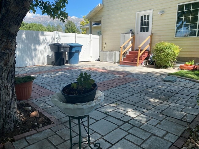 Building Photo - 391 W 100 S St