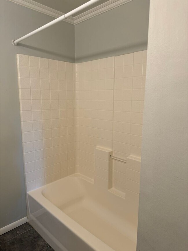 Building Photo - 4 bedroom 2 bathroom home in a great neighborhood!