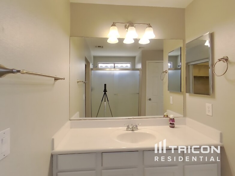 Building Photo - 655 E Lovegrass Dr