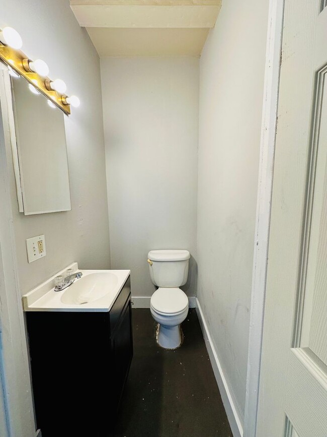 Building Photo - DOWNTOWN - 2 Bedroom - Big House! MOVE IN ...