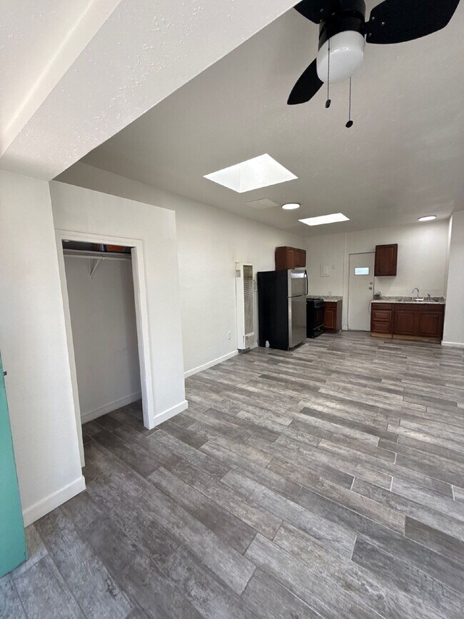 Building Photo - Hidden gem in Ridgecrest! Studio apartment! Move-in special!