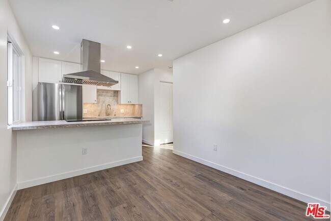 Building Photo - 144 S La Peer Dr