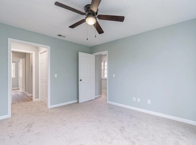 Building Photo - Gorgeous Renovated Home with Modern Finishes & Gated Community Amenities