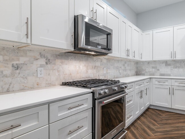 Building Photo - "Charming 4-Bed Houston Haven with Elegance on East 32nd Street!"