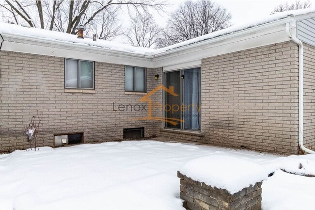Building Photo - Beautiful Ranch In Plymouth 1 MONTH FREE RENT!!