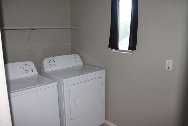 Building Photo - Beautiful 3 Bedroom, 2.5 Bath Home w/Open Floor Plan and Loft! Large Backyard with Fire Pit! Wash...