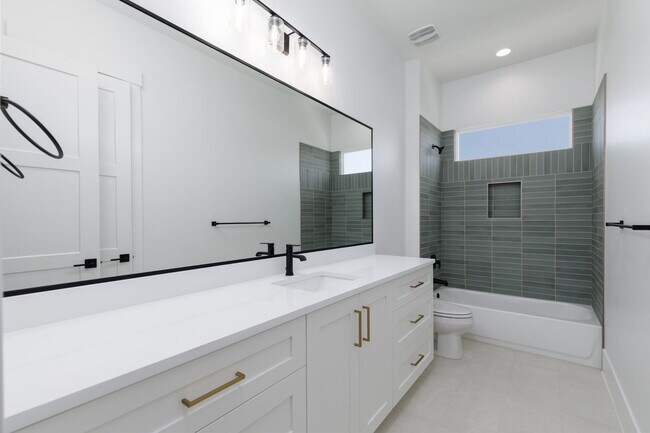 Building Photo - Stunning 5 bed 4 bath with RV Garage