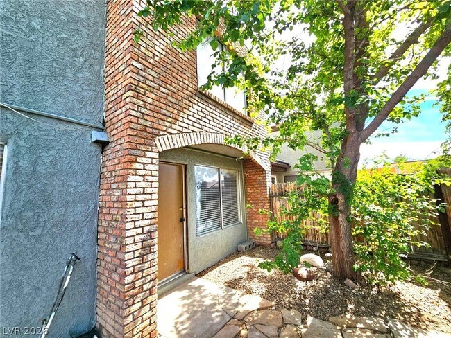Building Photo - 1460 Hialeah Dr