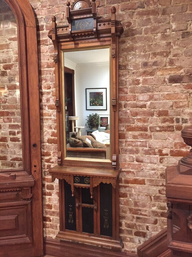 Building Photo - 559 Monroe St