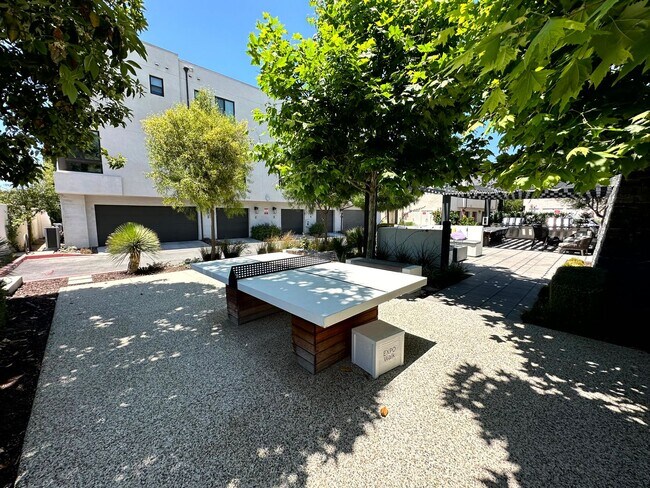 Building Photo - Fantastic 3 Story Townhome - 2 bedrooms - ...