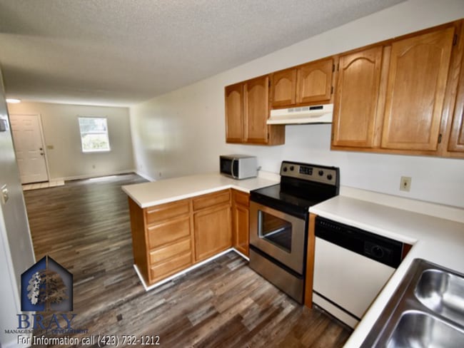 Building Photo - 3-Bedroom Townhome with Garage and Private Balcony -- Bristol