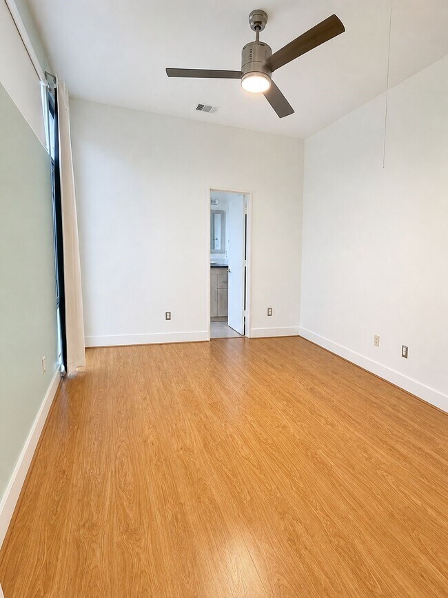 Building Photo - 6014 Fairdale Ln