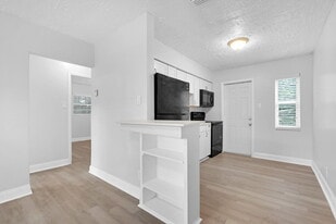 Building Photo - 746 SW 4th St