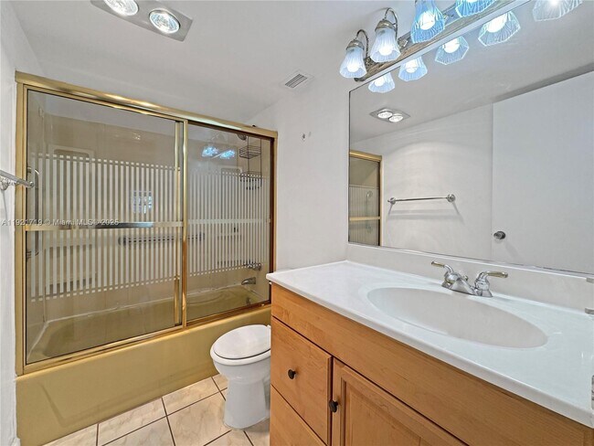 Building Photo - 2200 E Hallandale Beach Blvd