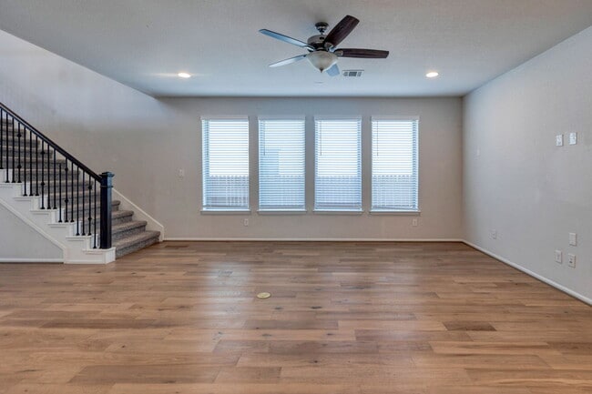 Building Photo - 125 Rangel Dr