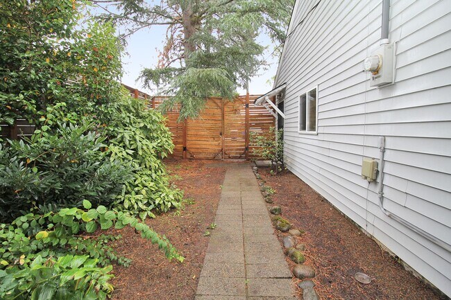 Building Photo - 224 NE 127th Ave