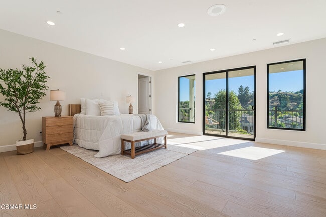 Building Photo - 252 Capri Dr