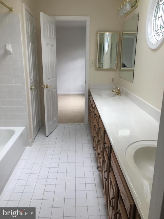 Building Photo - 5430 Ashleigh Rd